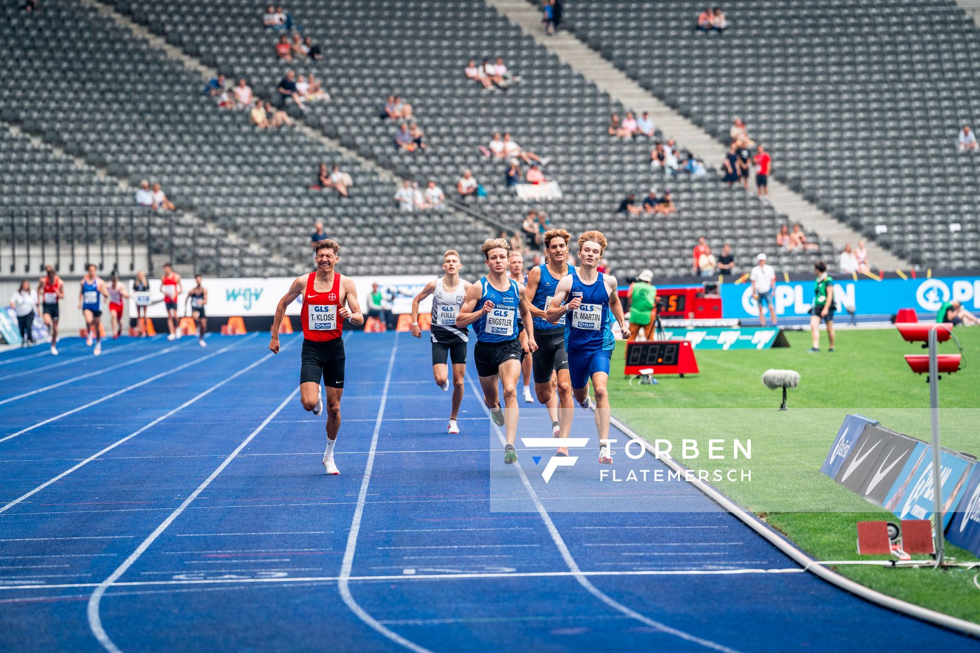 Auf der Zielgeraden: Tom Klose (TSV Bayer 04 Leverkusen), Robert Fuelle (SSV Ulm 1846), Adrian Engstler (TV Villingen), Felix Wittmann (Leichtathl.-SG Eschweiler), Rocco Martin (SG Motor Gohlis-Nord Leipzig) waehrend der deutschen Leichtathletik-Meisterschaften im Olympiastadion am 25.06.2022 in Berlin